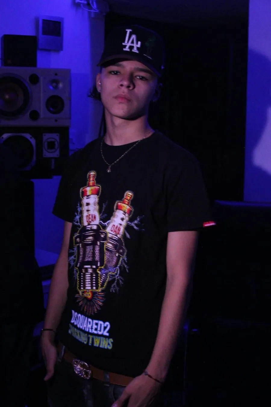 Mainyy de pie con gorra LA en el estudio, luz azul