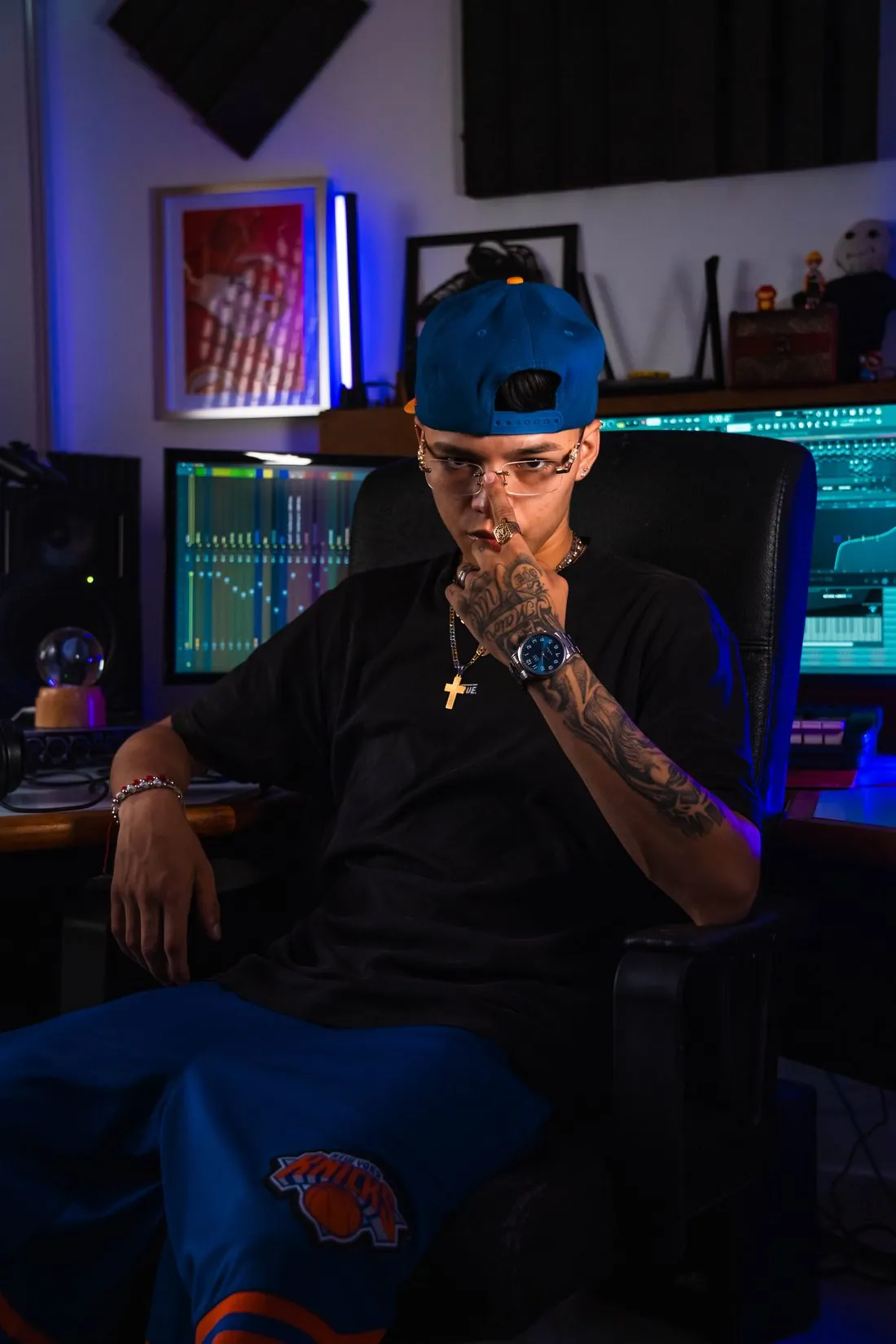Mainyy, artista urbano de Medellín, en el estudio